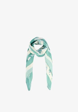 Jasnoniebiesko-biały jedwabny szal w paski z delikatnym kwiatowym wzorem, złożony i ułożony w pętlę z dwoma zwisającymi końcami.