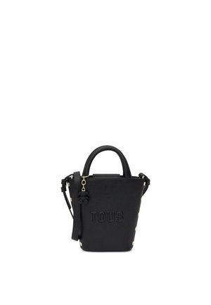 Bolso tipo saco de cuero negro con logo "TOUS" en relieve, tachuelas doradas en los lados, asas superiores, correa de hombro desmontable y pequeño llavero con forma de oso.