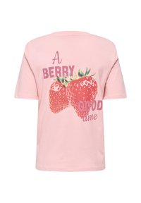 Lyserød t-shirt med to store jordbær og sætningen "A BERRY GOOD time" trykt på ryggen i pink og lilla bogstaver.