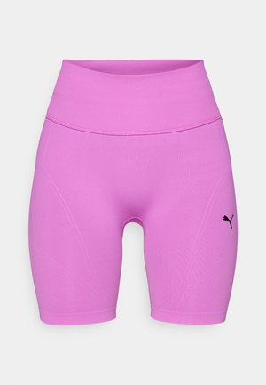 Roosa spordilühikesed püksid kõrge vöökohaga, siledast materjalist ja musta logoga. Omavad keha järgi sobivat lõiget ja õmbluse detaile.