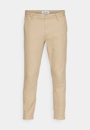Pantaloni beige realizzati in un tessuto misto cotone. Presentano una chiusura con bottone, tasche anteriori e un design slim fit con una texture liscia.