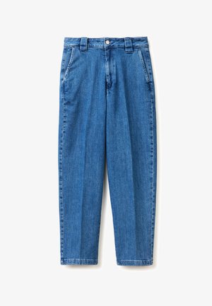 Blauwe denim jeans met rechte pijpen, voorzakken, riemlussen, ritssluiting en knoopsluiting, plat neergelegd op een witte achtergrond.
