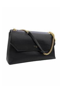Borsa a spalla in pelle nera con tracolla in catena dorata e nome del marchio sobrio impressa sul flap anteriore, angolata su uno sfondo bianco.