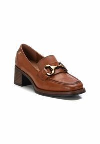 Mocasines de piel marrón con tacón, con un acento de cadena dorada, punta cuadrada y un tacón de bloque de madera texturizada. Acabado suave y detalles de costura.