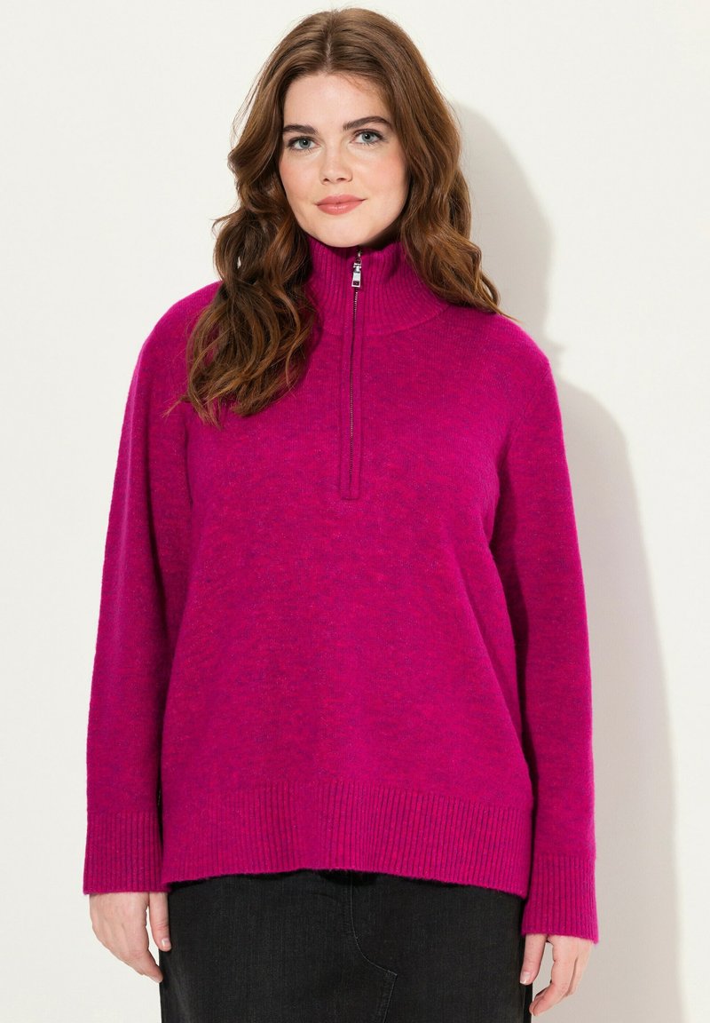 Fuchsia Zip-Up-Pullover mit hohem Kragen, gerippten Bündchen und Saum. Weicher Stoff mit lockerem Schnitt, ausgestattet mit einem Viertel-Reißverschluss.