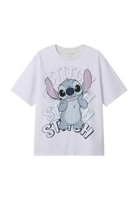 Witte katoenen t-shirt met een grafiek van een cartoonfiguur met grote oren en een glimlachend gezicht, vergezeld van herhaalde tekst "STITCH" in pastelkleuren.