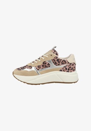 Sneaker massiccia in suede beige, con dettagli argentati e tessuto fantasia leopardata rosa su una suola spessa bianca con battistrada marrone.