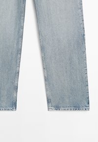 Jeans in denim blu chiaro con design a gamba dritta, caratterizzati da una texture liscia e una minimale scoloritura. Bordo orlato e classico stile a cinque tasche.