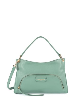 Sac à main en cuir vert menthe avec une poche frontale zippée, quincaillerie dorée et une seule bandoulière. Texture lisse et design simple.