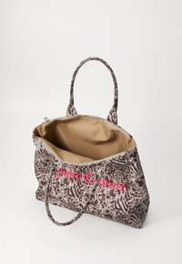 Borsa tote a motivo in marrone e beige con motivi floreali e animali, dotata di chiusura con zip, tasca interna e logo in testo rosa.