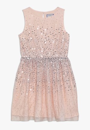 Vestido sin mangas de tul rosa con lentejuelas plateadas dispersas desde la parte superior hasta la cintura fruncida, con escote redondo y cierre en la espalda con abertura en forma de lágrima.