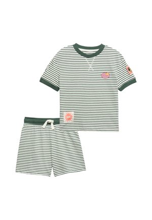 Completo due pezzi per bambini con righe orizzontali verde scuro e bianco, maniche corte, pantaloncini e toppe colorate sulla maglietta.