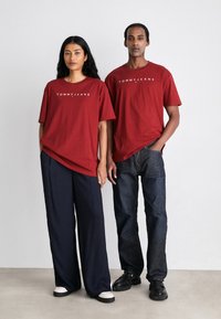 Tommy Jeans LINEAR LOGO TEE  - Printtipaita - magma red