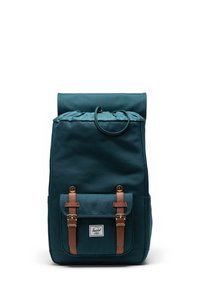 Teal canvas ryggsäck med bruna läderremmar, rullstängning, framficka och logotyp-patch. Slät textur och robust design.