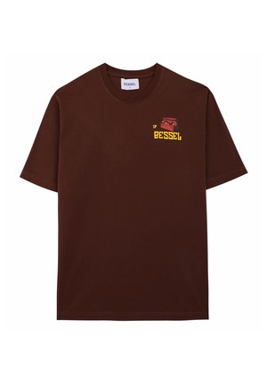 Camiseta de algodón marrón con cuello redondo, mangas cortas y un estampado gráfico colorido que presenta una caja de herramientas y la palabra "BESSEL" en el pecho.