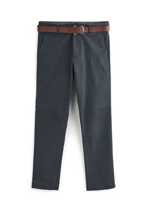 Dunkelgraue Hose mit geradem Bein, ausgestattet mit einem braunen Lederbelt und Seitentaschen. Der Stoff hat ein dezentes Texturdetail.
