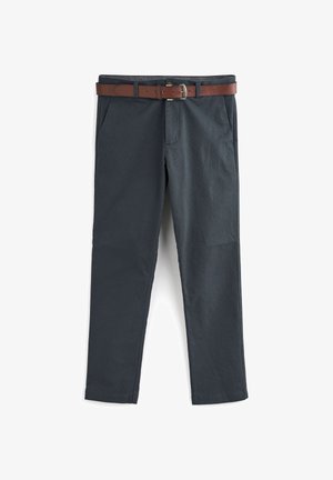 Pantalon gris foncé avec une coupe droite, doté d'une ceinture en cuir marron et de poches latérales. Le tissu présente un léger détail de texture.