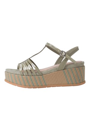 Sandale compensée avec brides en cuir verni vert olive, boucle de cheville réglable et semelle plateforme rayée tons beige et vert.