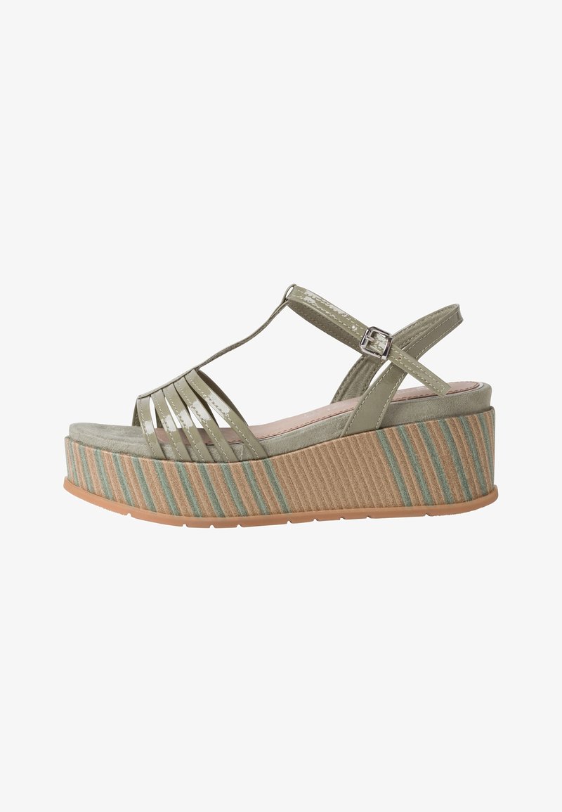 Sandale compensée avec brides en cuir verni vert olive, boucle de cheville réglable et semelle plateforme rayée tons beige et vert.