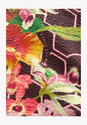 Bloemenpatroon met levendige kleuren, waaronder roze, groen en geel, op een donkere achtergrond met een getextureerd oppervlak.