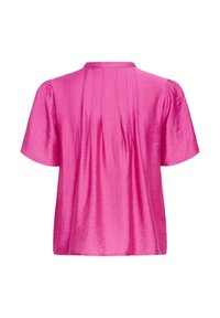 Chemisier rose vif à manches courtes avec un col montant et des plis verticaux dans le dos, en tissu texturé.