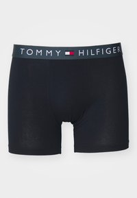 Boxerii de culoare albastru închis, fabricați dintr-un material moale, având un brâu elastic gri cu logo-ul "TOMMY HILFIGER" și accente colorate dreptunghiulare.