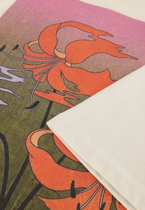 Blommönstrad tyg med orange blommor mot en gradientbakgrund av rosa, grönt och lila, med en off-white kant.