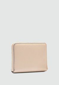 Portafoglio in pelle beige chiaro con superficie testurizzata, chiusura con zip e accenti scuri a contrasto lungo i bordi.