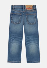 Jeans de mezclilla azul con un ajuste relajado, que cuentan con pierna recta, bolsillos traseros y un parche de cuero con marca en la cintura. Detalle de ligero desgastado presente.