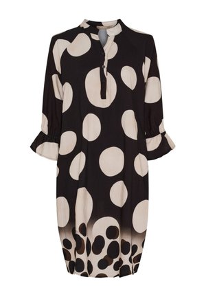 Sort og cremefarvet knælang kjole med store cirkulære mønstre, en henley-krave og trekvartlange volangærmer. Glat stofstruktur.