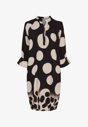 Sort og cremefarvet knælang kjole med store cirkulære mønstre, en henley-krave og trekvartlange volangærmer. Glat stofstruktur.