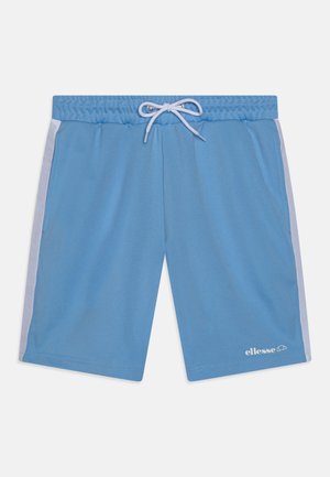 Pantalones cortos deportivos azules hechos de una tela ligera. Cuentan con una cinturilla con cordón, rayas laterales blancas y un logo en la parte inferior frontal.