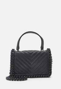 Svart vadderad handväska med ett chevronmönster, en kort handtag och en lång kedjeslinga med en glänsande finish. Textilmaterial med släta kanter.