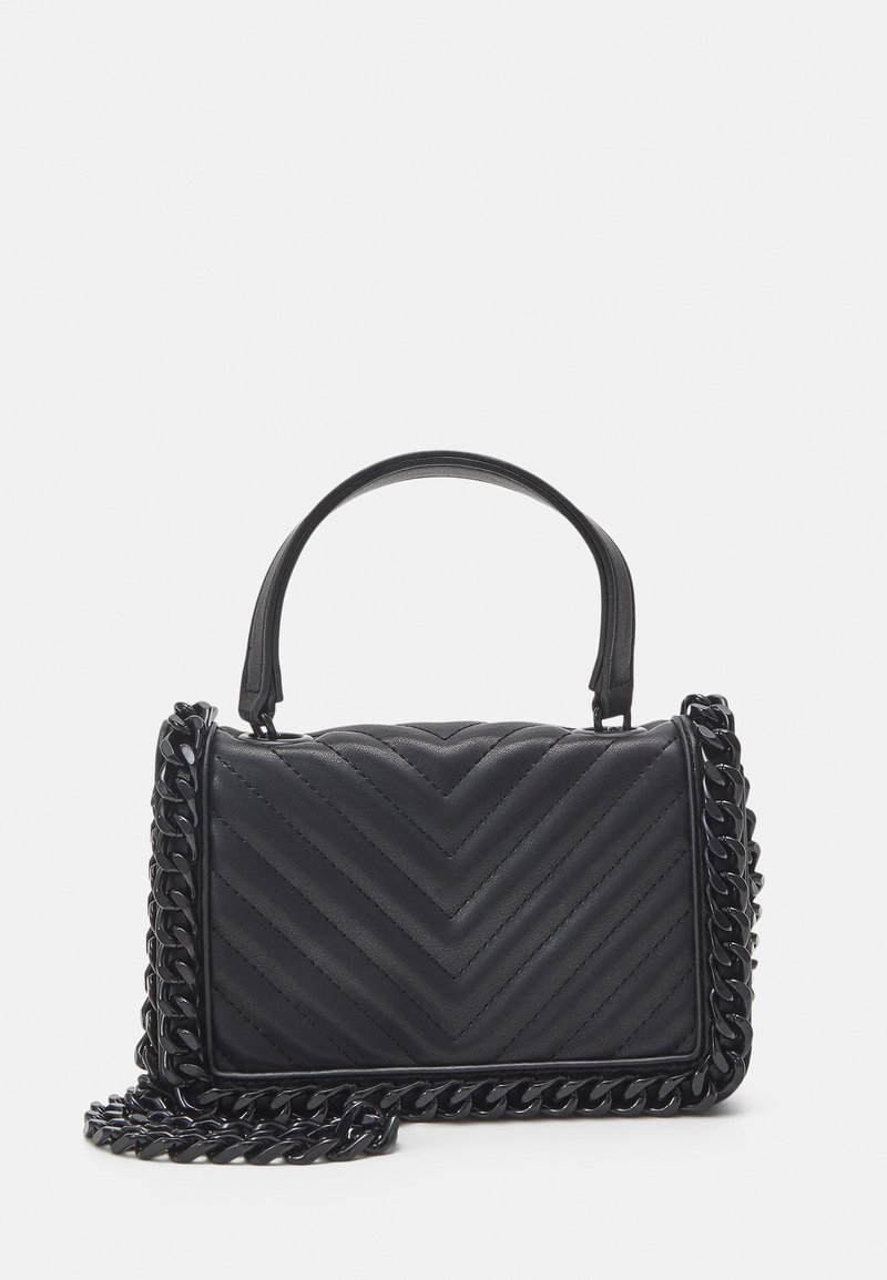 Mustaan täytteinen käsilaukku, jossa on chevron-muotoilu, lyhyt kahva ja pitkä, kiiltäväketjuhihna. Kangasmateriaali, jossa on tyylikkäät reunat.