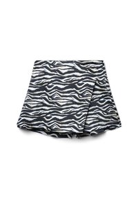 Jupe à motif zèbre noir et blanc avec un design enveloppant, présentant une texture douce et un tissu fluide. Les bords sont soigneusement finis.