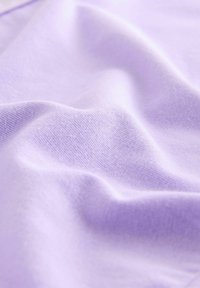 Tessuto morbido di un leggero viola, con una trama liscia e una caduta delicata. Maglie sottili con un lieve motivo visibile nel tessuto.