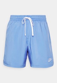 Světlomodré plavky Nike s elastickým pasem, bílým šňůrkovým stahováním, bočními kapsami a vyšitým logem na spodní části pravé nohavice.