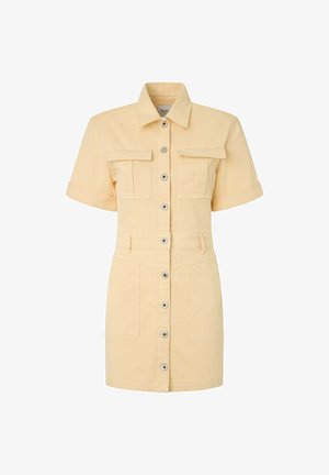 Vestito camicia in denim giallo con maniche corte, due tasche sul petto, bottoni frontali e vita cintata per una vestibilità sagomata. Tessuto liscio.
