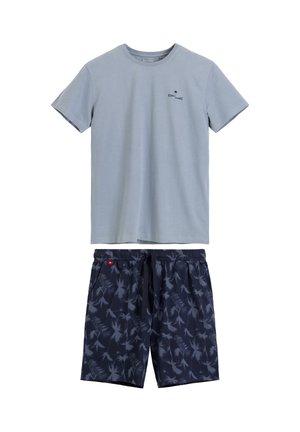 Jasnoniebieski t-shirt z krótkim rękawem i małym logo na piersi, w zestawie z granatowymi szortami na troczki, ozdobionymi delikatnym tropikalnym wzorem liści.