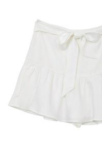 Skort bianco realizzato in tessuto leggero, con una cintura larga e un dettaglio a fiocco annodato, caratterizzato da un design svasato e plissettato.