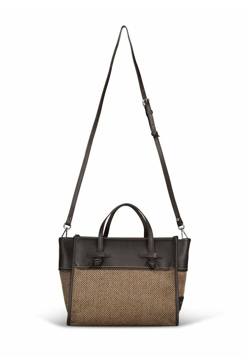 Borsa tote rettangolare marrone con motivo a strisce diagonali, manici in pelle marrone scuro, bordo superiore e tracolla lunga regolabile.