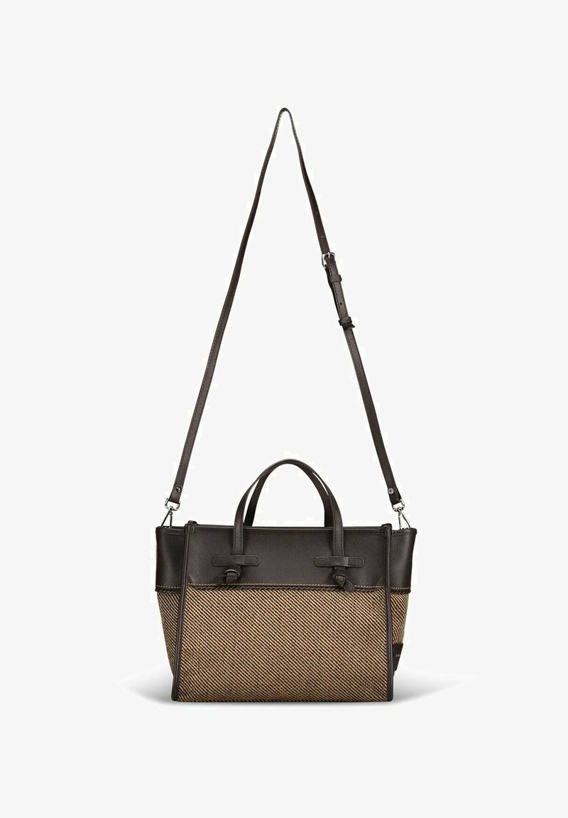 Borsa tote rettangolare marrone con motivo a strisce diagonali, manici in pelle marrone scuro, bordo superiore e tracolla lunga regolabile.