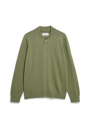 Olivgrüner Cardigan mit durchgehendem Reißverschluss, geripptem Kragen, Bündchen und Saum sowie kleinem gesticktem Logo auf der linken Brust.