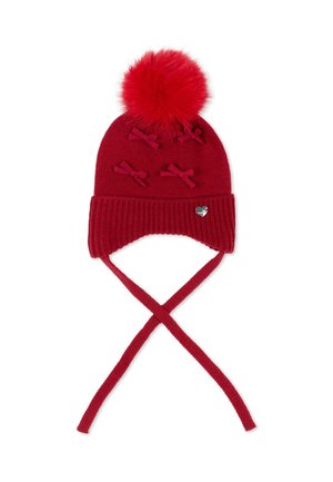 Bonnet d'hiver rouge en maille avec un grand pompon, quatre petits nœuds sur le dessus, des cache-oreilles, de longues attaches et une petite décoration en forme de cœur argenté.