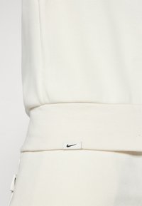 Nike Performance PRIMARY CREW - Mikina - pale ivory