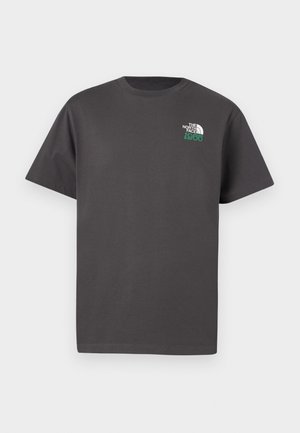 T-shirt à manches courtes gris foncé à col rond avec un petit logo blanc et vert "The North Face 1966" sur le côté gauche de la poitrine.