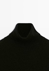 Schwarzer, gestrickter Rollkragenpullover mit geripptem Kragen, flach auf einem weißen Hintergrund präsentiert.