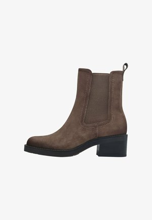 Bottines en suede marron avec des panneaux latéraux élastiques, bout arrondi, petit talon carré et une languette à l'arrière, présentant une texture lisse.