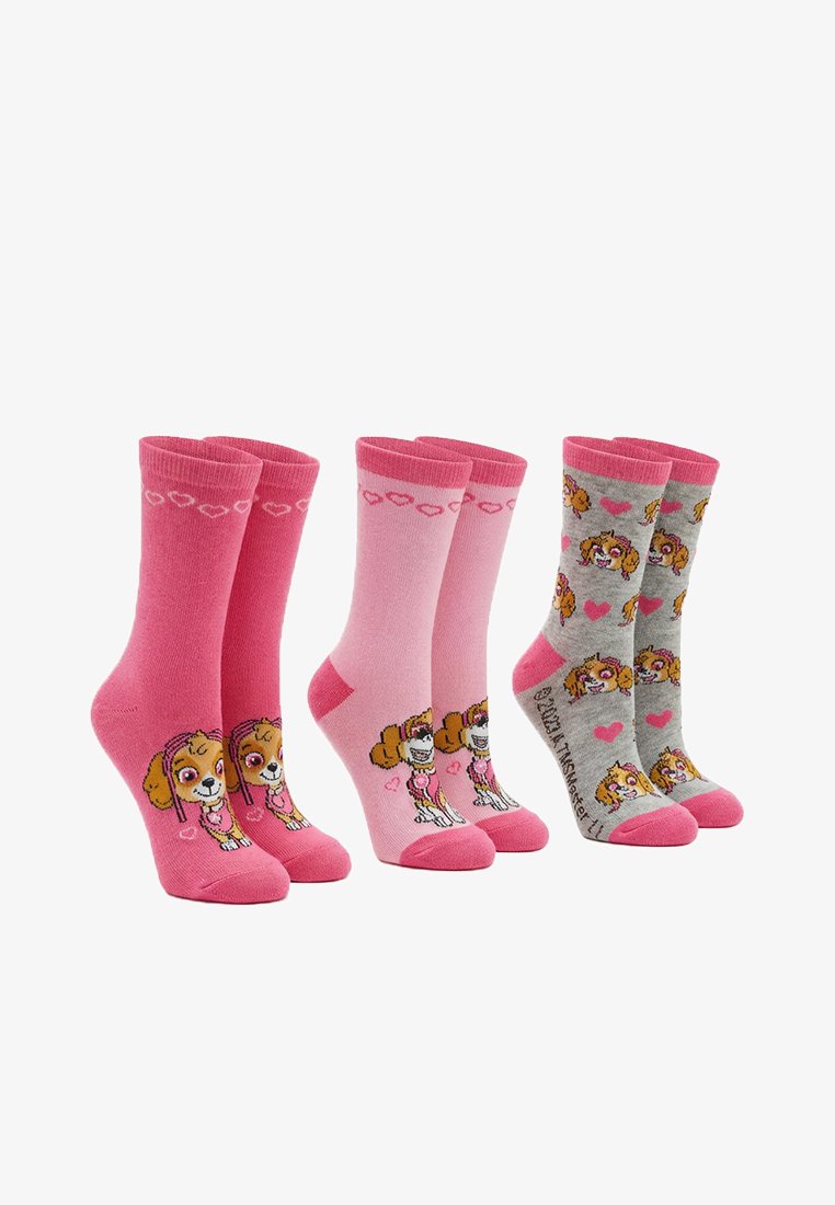 Drie paar kindersokken in roze en grijs met cartoon hondengezichten en hartpatronen, naast elkaar gelegd op een witte achtergrond.