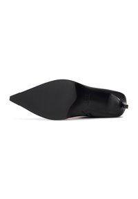 Chaussure à talon stiletto noire avec un bout pointu et une finition lisse, dotée d'une semelle élégante et d'une petite languette à l'arrière pour un enfilage facile.